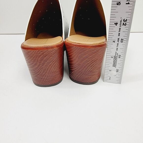 Aerosoles Doris White Perforated Clogs Size 8 Like New! - Picture 6 of 8